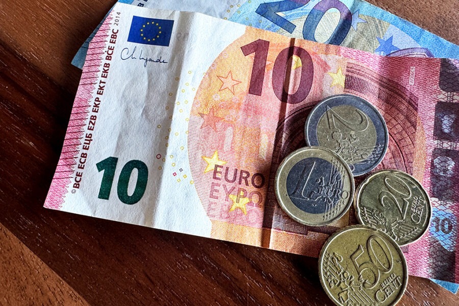 20 euro note, 10 euro note, 2 euro coin, 1 euro coin, 50 cent coin and 20 cent coin stacked together
