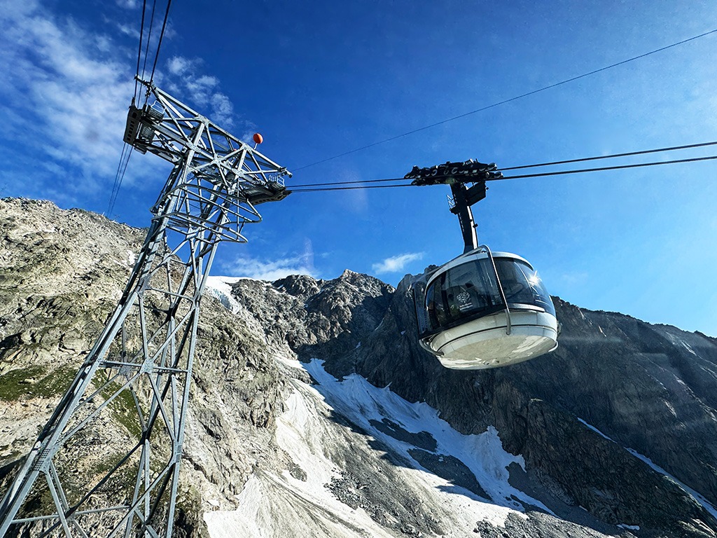monte bianco skyway cable car and mountain behind