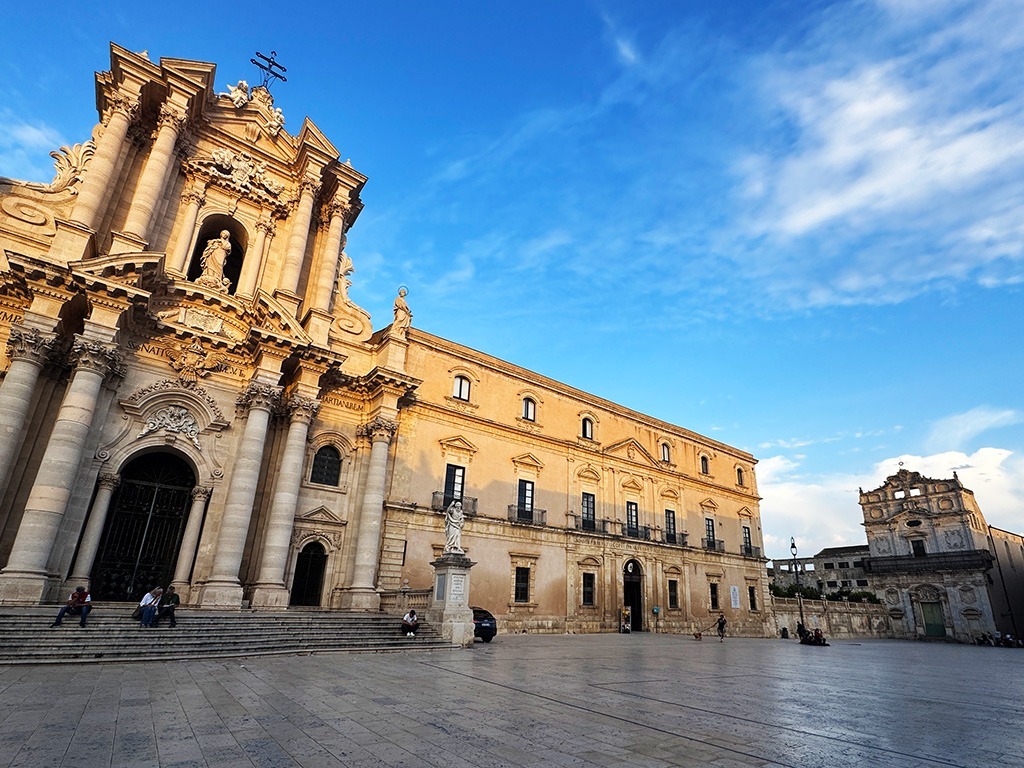 piazza del duomo in ortigia at sunset