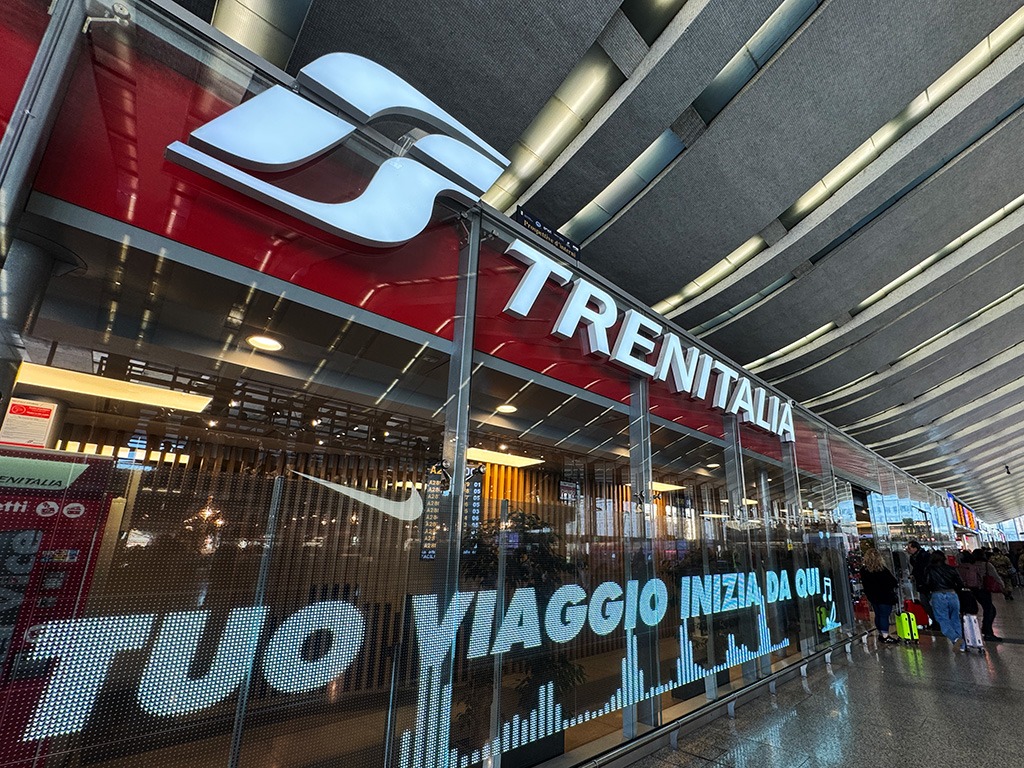 trenitalia office in roma termini station