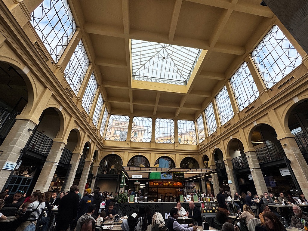 mercato orientale interior wide view