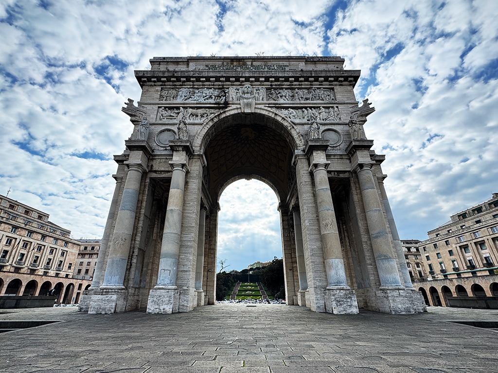 victoria arch wide view
