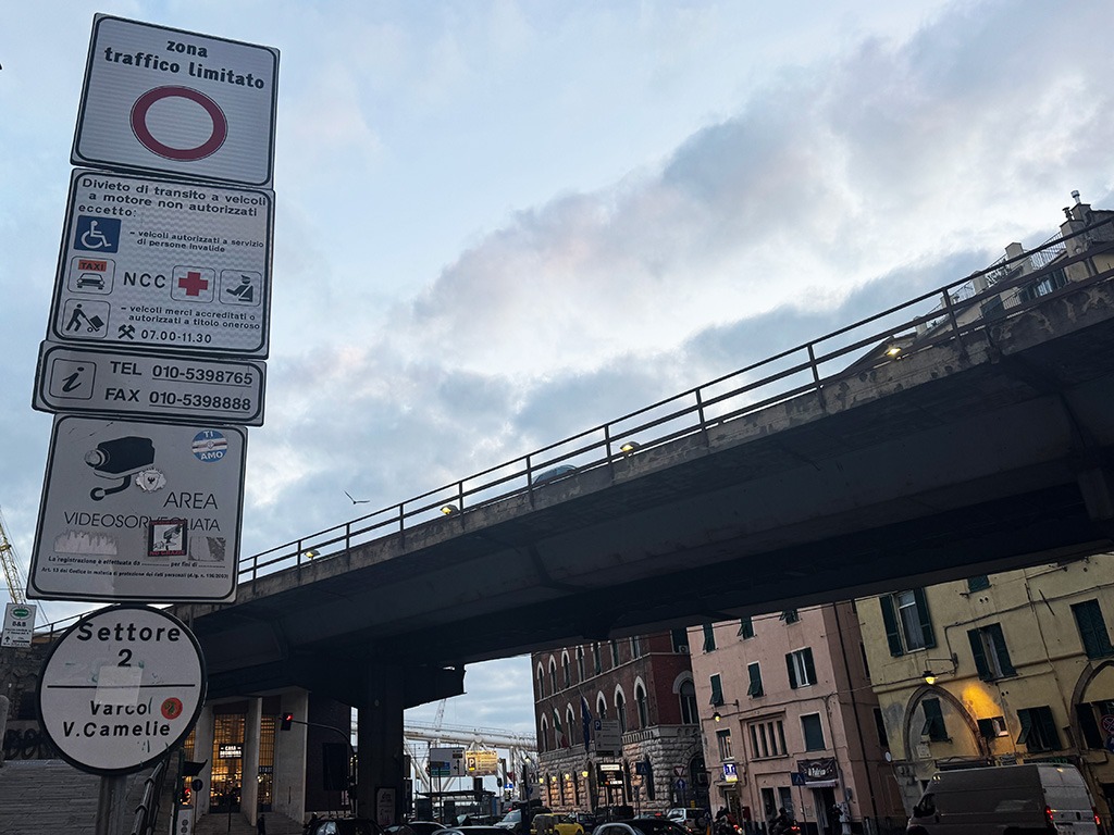 genoa ztl road sign