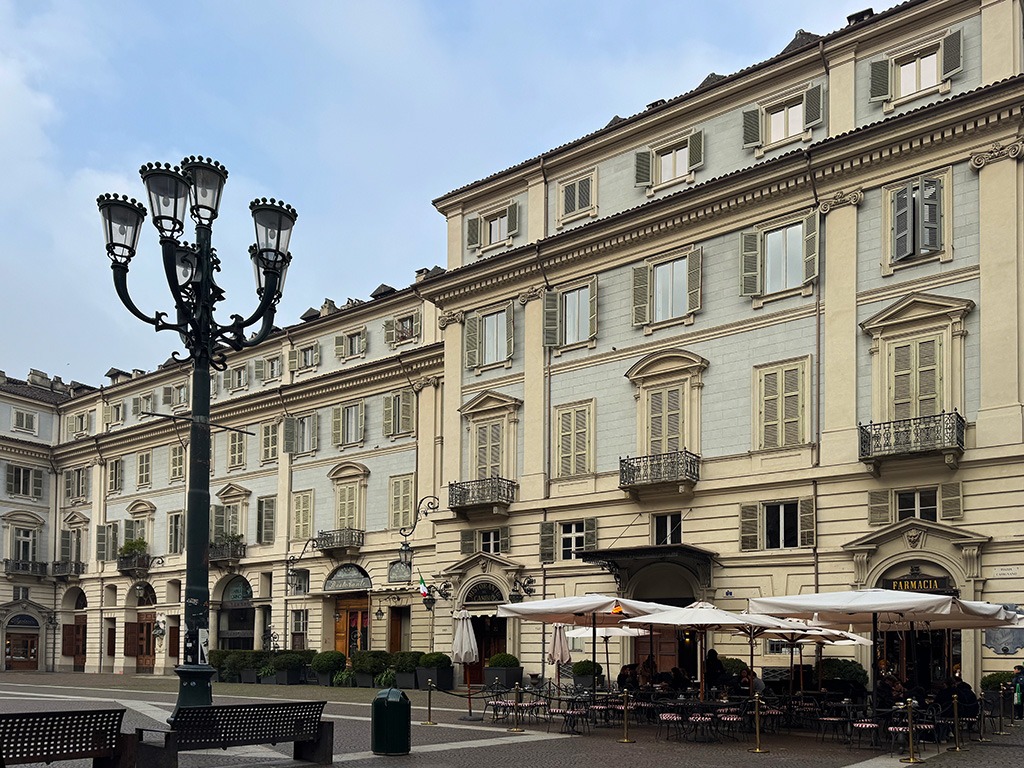 farmacia bar outside tables and chairs